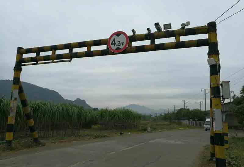 黑河对开式限高架